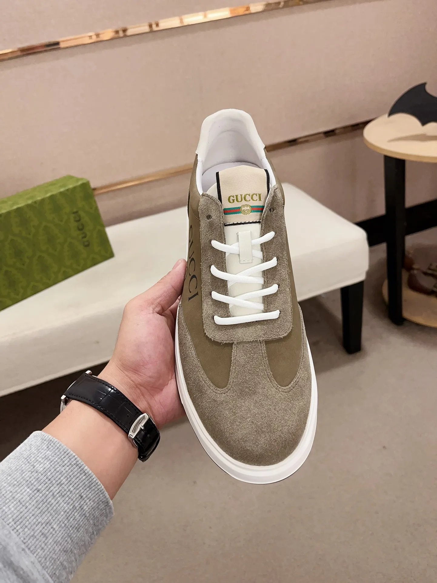 Men's shoes 💰 462 💰 High-quality new GUCCI counters are launched simultaneously. The new men's shoes, 😘fabrics are selected from imported cowhide, and the lining is sheepskin lining. 👍🏿 High-end ☄️ air-cushion molded anti-slip rubber outsole, exquisite lines, simple and elegant, comfortable and high-end for leisure travel. Code number: 38 to 44 (45 can be customized and cannot be returned or exchanged)
